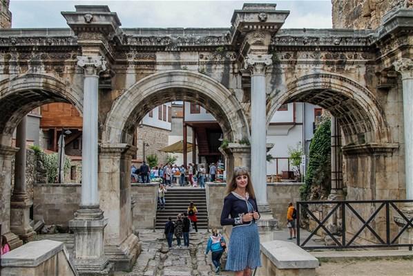 Turistler Antalyaya akın etti Adım atacak yer kalmadı