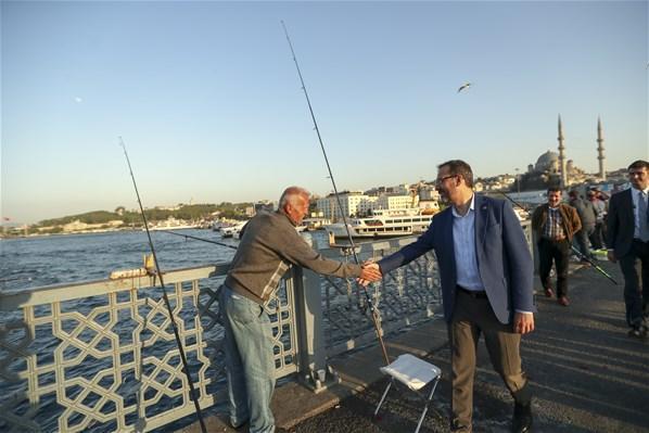 Bakan Kasapoğlu, Galata Köprüsünde balık tuttu