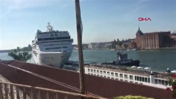 Venedikte cruise gemisi yolcu gemisine çarptı