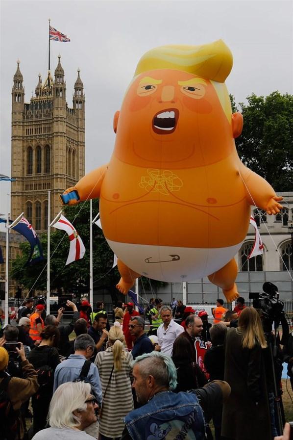 Devasa bebek Trump balonu yeniden gökyüzünde