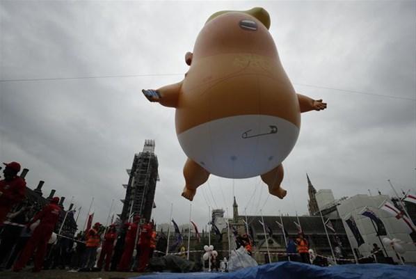 Devasa bebek Trump balonu yeniden gökyüzünde