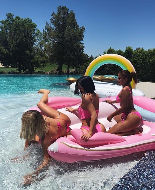 Kylie Jenner havuz pozlarıyla beğeni topladı