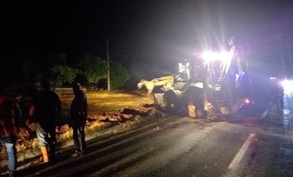 Sel yolu yardı: Karayolu trafiğe kapandı