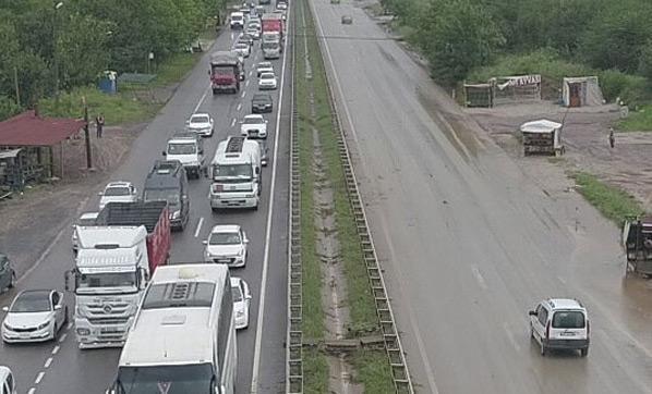 Kocaeli-Sakarya yolu sel nedeniyle çift yönlü trafiğe kapatıldı