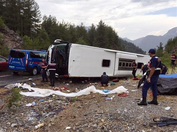 Yolcu otobüsü devrildi: 25 yaralı