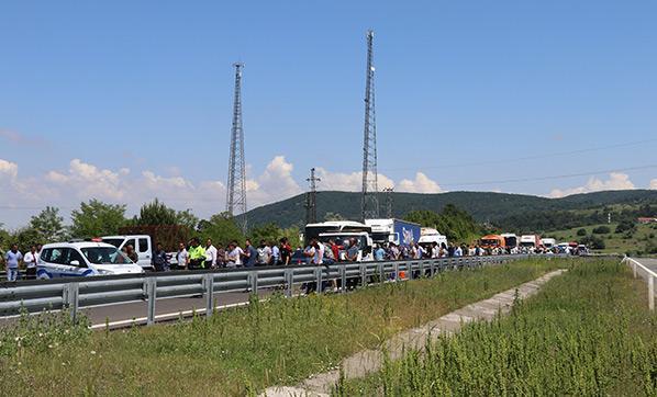 Anadolu Otoyolu’ndaki trafik kazası nedeniyle yol trafiğe kapandı