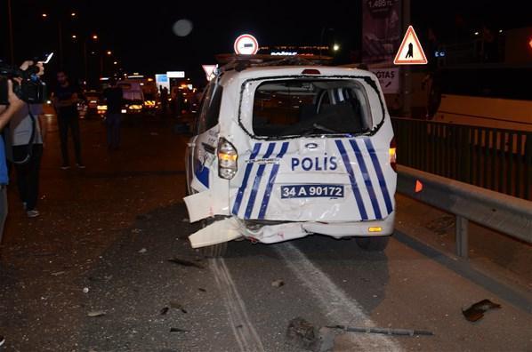 Otomobil bariyere ve polis aracına çarptı: 8 yaralı