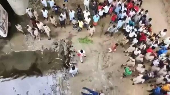 Hindistanda yolcu otobüsü su kanalına uçtu Çok sayıda ölü ve yaralı