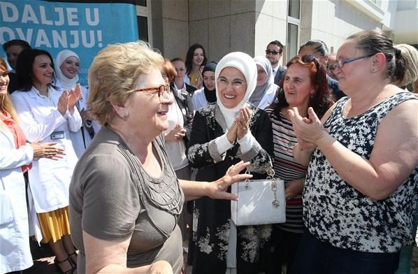 Emine Erdoğan’dan Maarif Okulu ve Yunus Emre Kültür Merkezini ziyaret