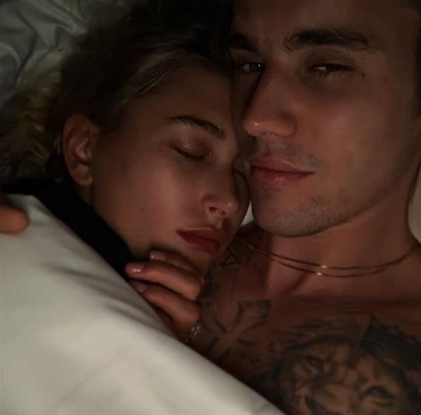 Justin ve Haileyin yatak pozu