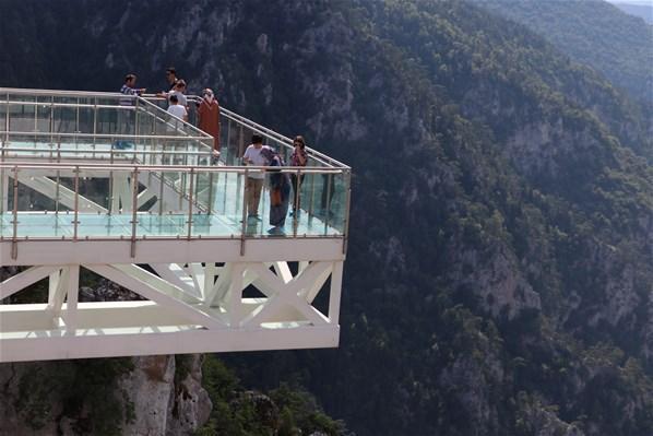 450 metre yükseklikteki cam terasa ziyaretçi ilgisi