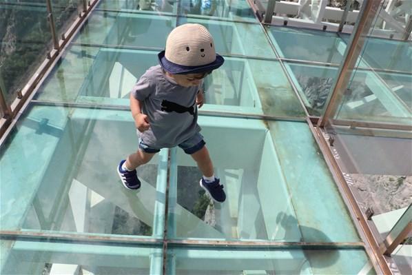 450 metre yükseklikteki cam terasa ziyaretçi ilgisi