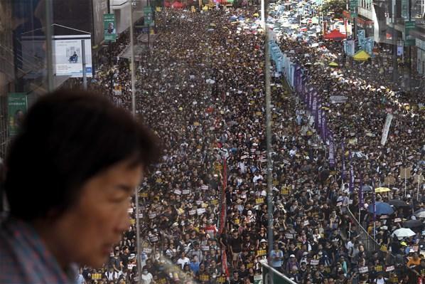 Hong Kongda halk yeniden sokaklarda