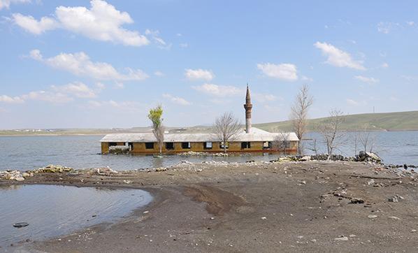 Kars’ta baraj gölü 5 metre çekildi Cami ve okul yeniden ortaya çıktı