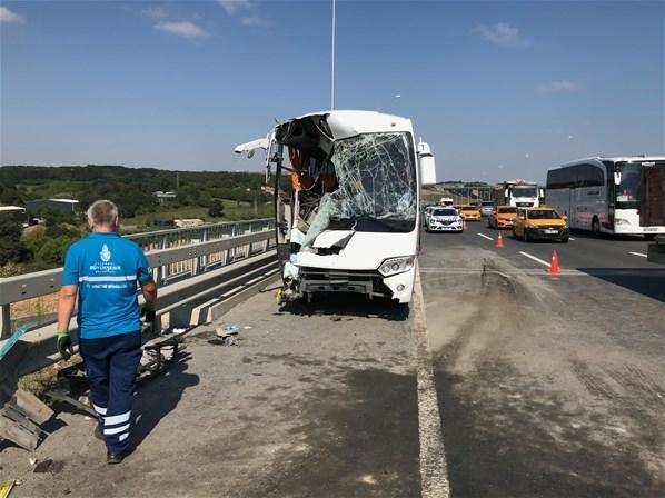 Servis otobüsü kaza yaptı: 12 yaralı