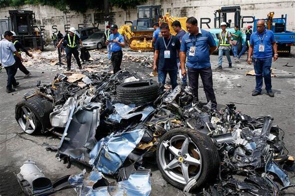 Filipinlerde kaçak Ferrari imha edildi