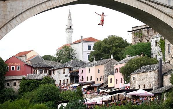 Mostar Köprüsünde geleneksel atlama yarışları yapıldı