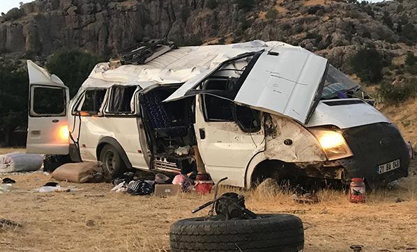 Diyarbakır - Bingöl kara yolunda minibüs devrildi: Çok sayıda yaralı var