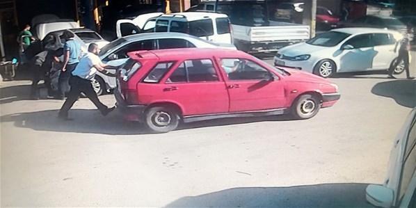 Satıp parasını alamadığı otomobilini iterek kaçırdı