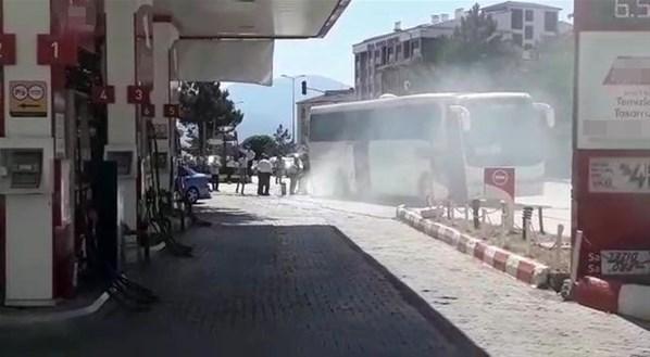 Turistleri taşıyan otobüs yandı