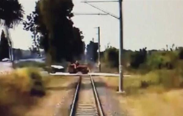 Yük treninin traktöre çarpma anı kamerada