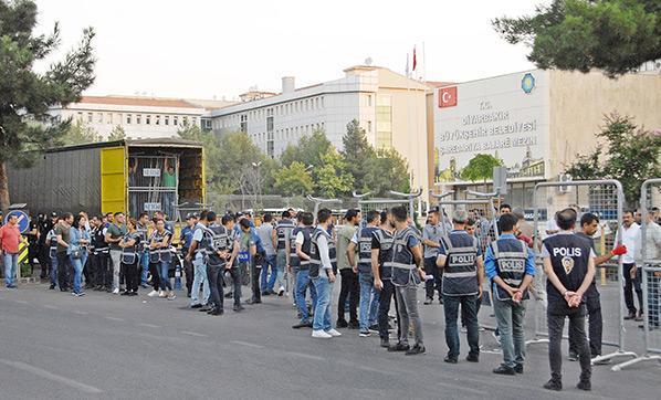 Diyarbakır Büyükşehir Belediyesinde 29 memur görevden alındı