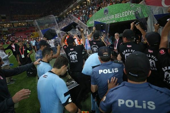 Galatasaray kulübesinde gerginlik Adebayor...