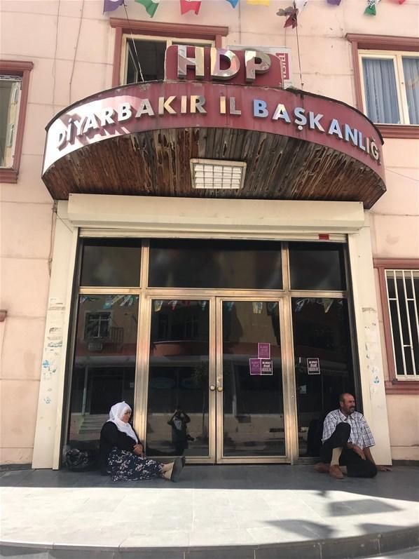 HDPlilerce dağa kaçırıldığını iddia ettiği oğlu için oturma eylemi  başlattı
