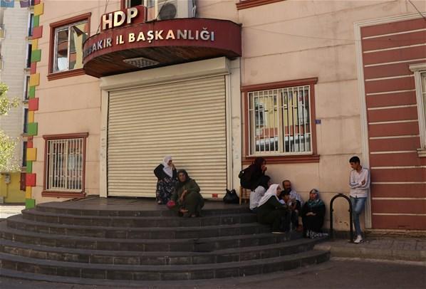 HDPlilerce dağa kaçırıldığını iddia ettiği oğlu için oturma eylemi  başlattı