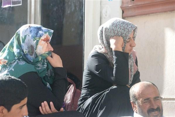 Çocukları dağa kaçırılan ailelerin HDP önündeki eylemi 2. gününde