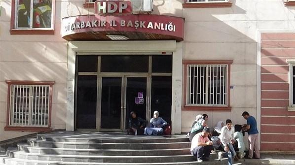Çocukları dağa kaçırılan ailelerin HDP önündeki eylemi 2. gününde