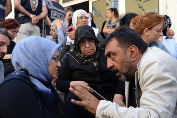 HDP binası önünde bekleyen annelere destek