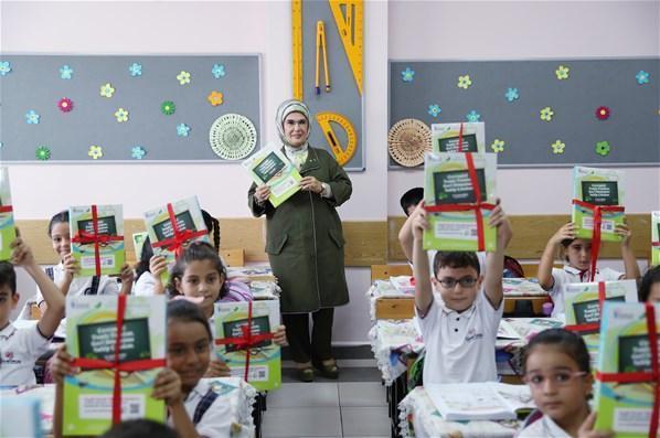 Emine Erdoğan, öğrencilere atıktan üretilen defter dağıttı