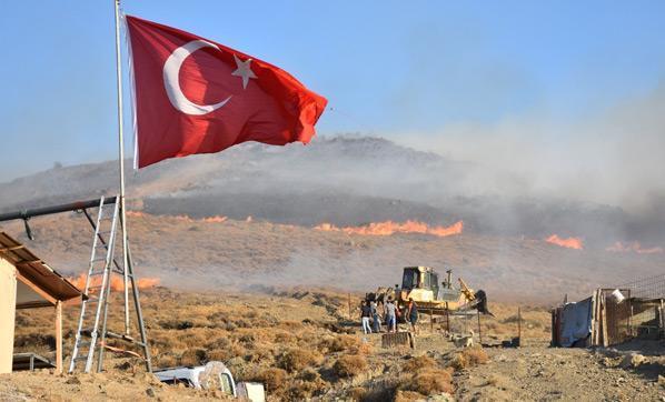 Yangında eşyalarını bıraktı ama Türk bayrağını kurtardı
