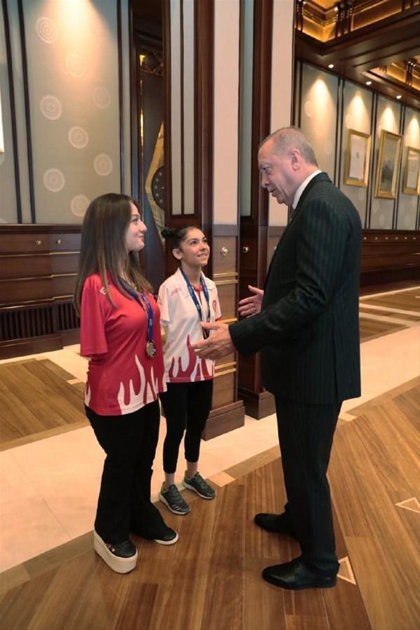 Erdoğan, milli sporcular Sümeyye ve Sevilayı kabul etti