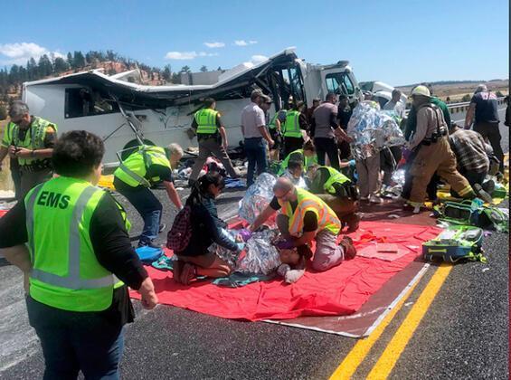 ABDde turistleri taşıyan otobüs korkuluklara çarptı: 4 ölü
