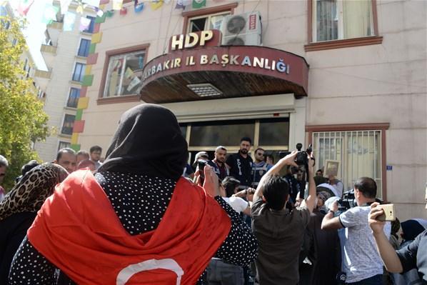Diyarbakır HDP il binası önünde gerginlik Aileler Yeter artık deyip haykırdı: Susmayacağız
