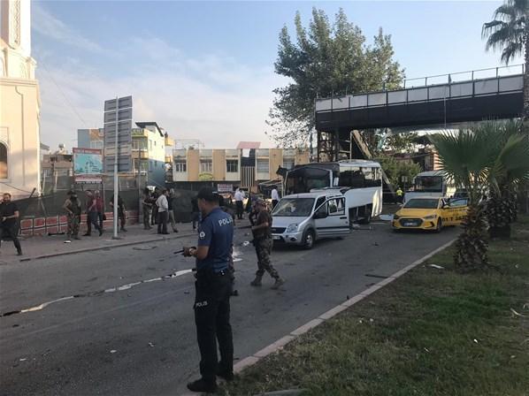 Son dakika: Adanada polis servis aracına bombalı saldırı Yaralılar var