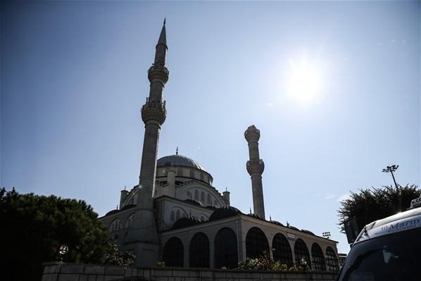 İstanbul depremi sonrası cami minaresi yıkıldı Bazı binalarda hasar var