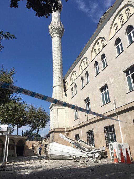 İstanbul depremi sonrası cami minaresi yıkıldı Bazı binalarda hasar var