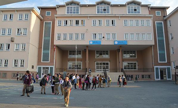 Depremin ardından öğrenciler okullarına döndü