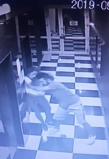 Sevgilisini asansör kapısına vurdu Kapı bir anda açılınca ağır yaralandı