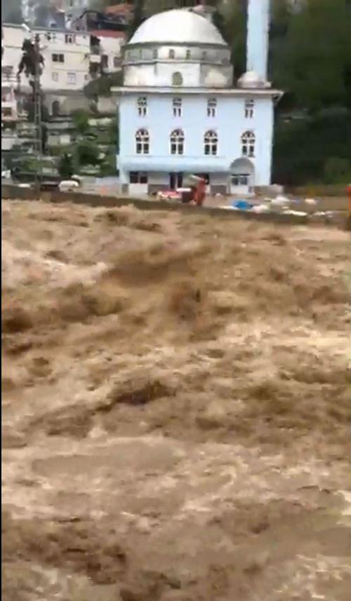 Son dakika... Artvinde şiddetli sel Yollar kapandı, evleri su bastı