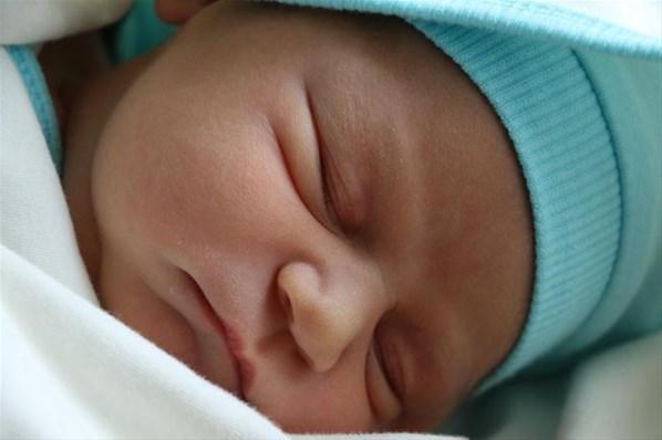 Yeni doğan bebek hastaneden çıkmadan kimliği çıkıyor