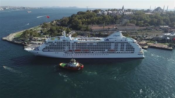 İstanbula dev konuk 672 yolculu kruvaziyer gemisi Sarayburnunda