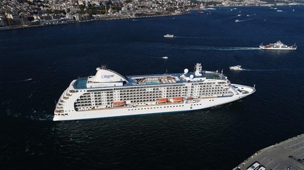 İstanbula dev konuk 672 yolculu kruvaziyer gemisi Sarayburnunda