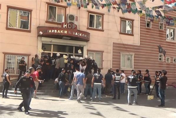 HDPlilerden polise sıcak su ve cam bardaklı saldırı