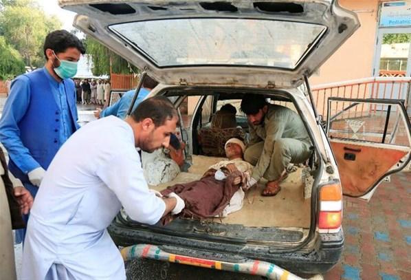 Afganistanda camide patlama 63 ölü...