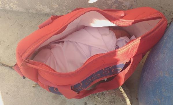 Çöp kovasının yanında, çanta içinde bebek bulundu