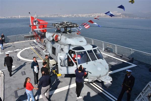 Milli savaş gemileri, İzmirde ziyarete açıldı